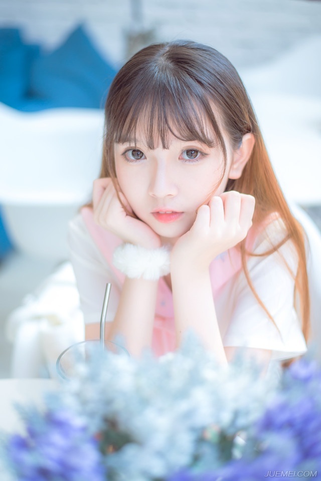 “不错，此老虽然老迈，但勇冠三军，军中将领，多为其后辈，受其提携之恩，威望之广，不在张任将军之下，若能招降此人，则我军可尽得巴郡。”邓贤肯定的回答道。